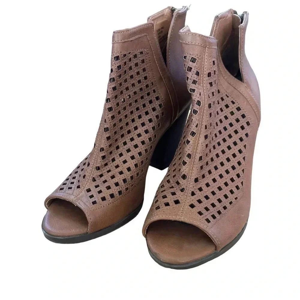 Sugar Vael Brown Faux Leather Laser Cut Peep Toe Block Heel Ankle Booties‎ 8M